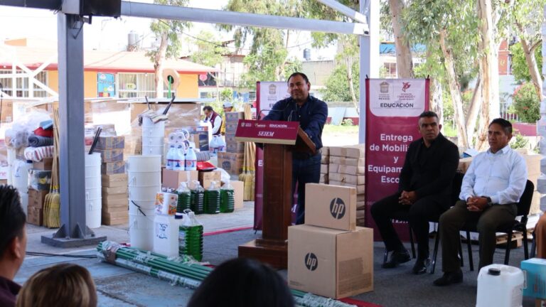 Durante la gira de trabajo por La Misión, autoridades educativas hicieron entrega de diversos apoyos destinados a mejorar el entorno escolar y facilitar las actividades académicas.