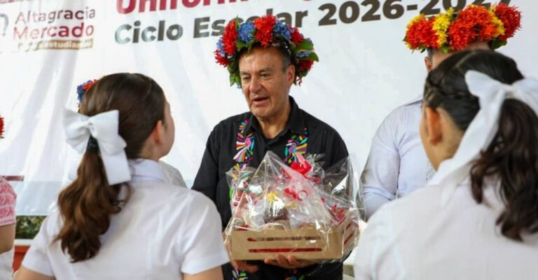 Naty Castrejón entrega libros, útiles y uniformes en San Felipe Orizatlán