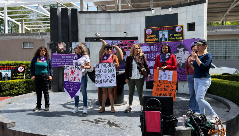 Integrantes de la Colectiva Mercadita las Insurgentas se manifestaron la mañana de este lunes en el juzgado tercero familiar.