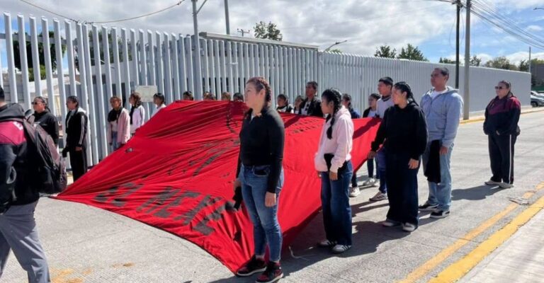 Normalista de El Mexe protestan frente al Congreso de Hidalgo