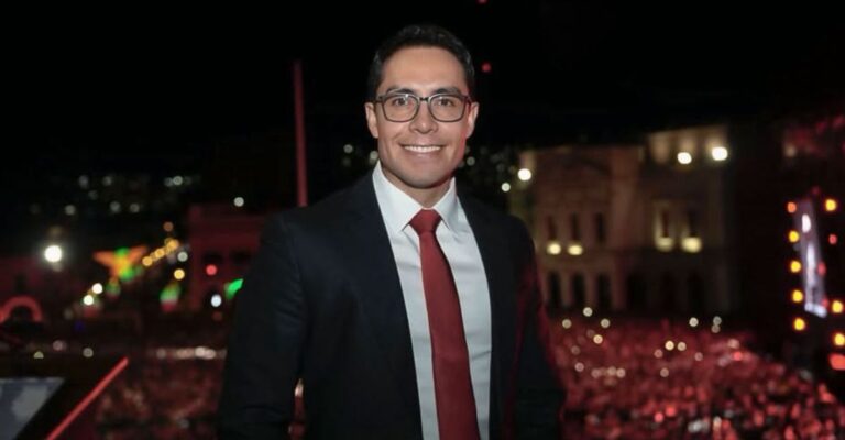 Jorge Reyes formaliza su registro en Morena para seguir en Pachuca