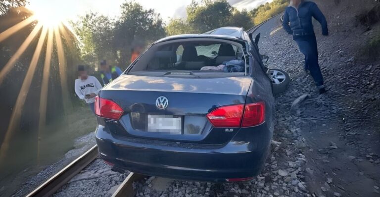 Accidente en Atotonilco de Tula: tren embiste un auto y muere el conductor