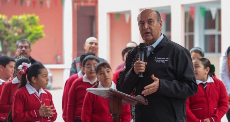 Naty Castrejón entrega obras escolares por 12 MDP en Huichapan