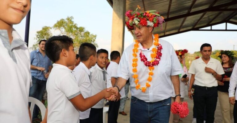 Naty Castrejón anuncia nuevo techado escolar en escuela de Huextetitla